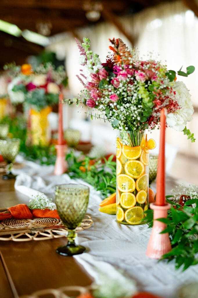 Masă decorată pentru nuntă în aer liber la Blissful Garden, într-un cadru natural și intim, aproape de București