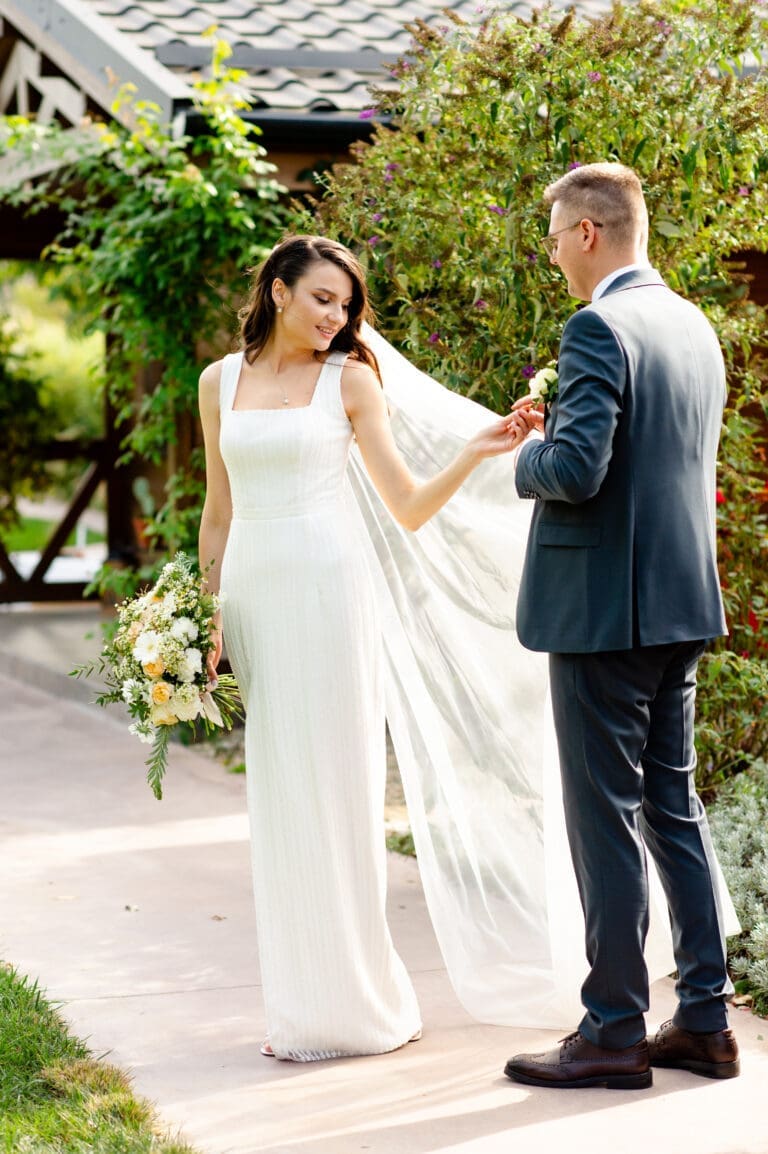 Cununie civilă în aer liber, cuplu fericit într-o grădină naturală, atmosferă caldă și relaxată