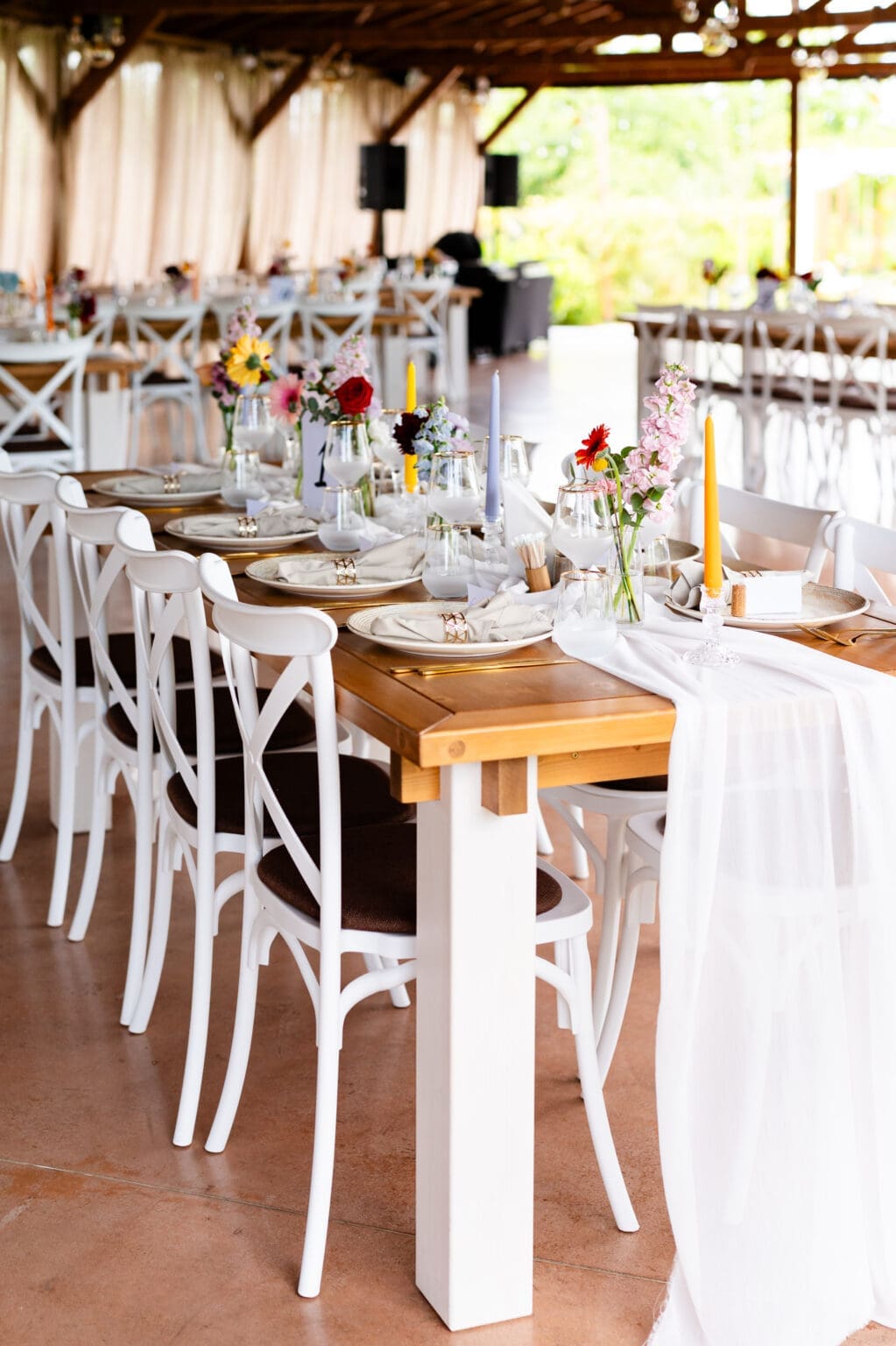 mese decorate pentru o nunta mica in aer liber la Blissful Garden, cu aranjamente simple si naturale