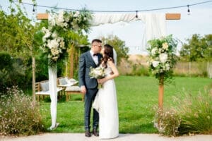 Cununie civilă în aer liber, cuplu fericit într-o grădină naturală, atmosferă caldă și relaxată.