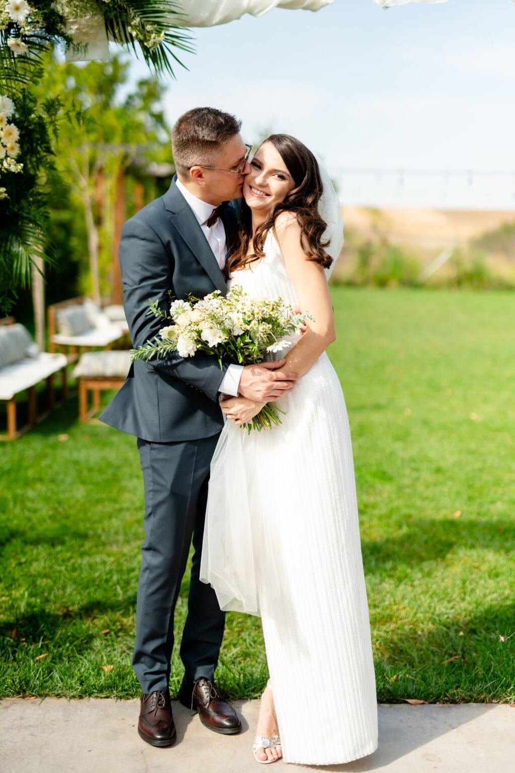 nuntă mică în aer liber la Blissful Garden – cuplu în grădină