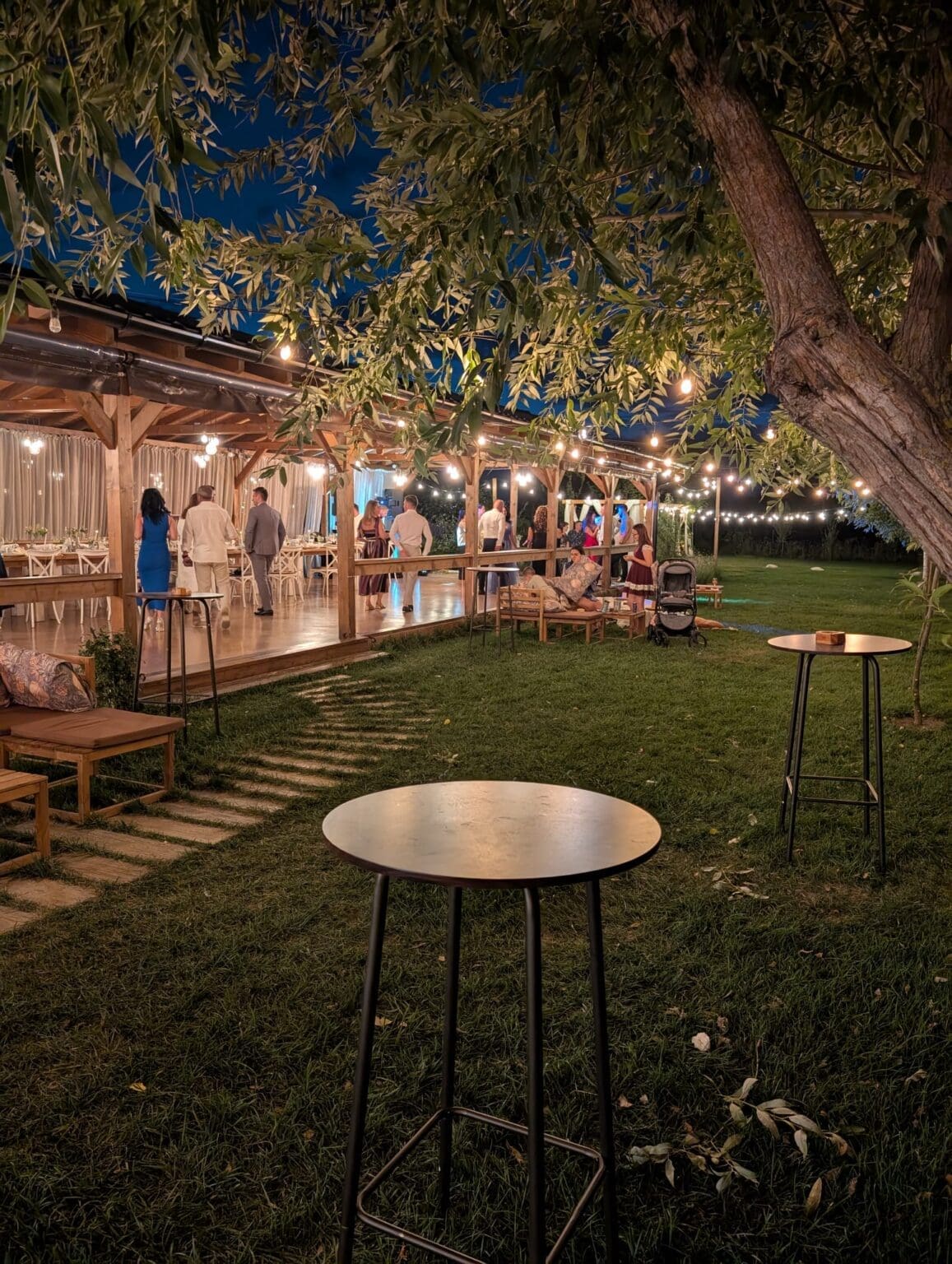 nunta mica in aer liber la Blissful Garden, terasa cu lumini calde si gradina naturala